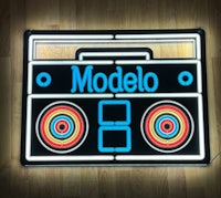 a neon sign with the word modelo on it